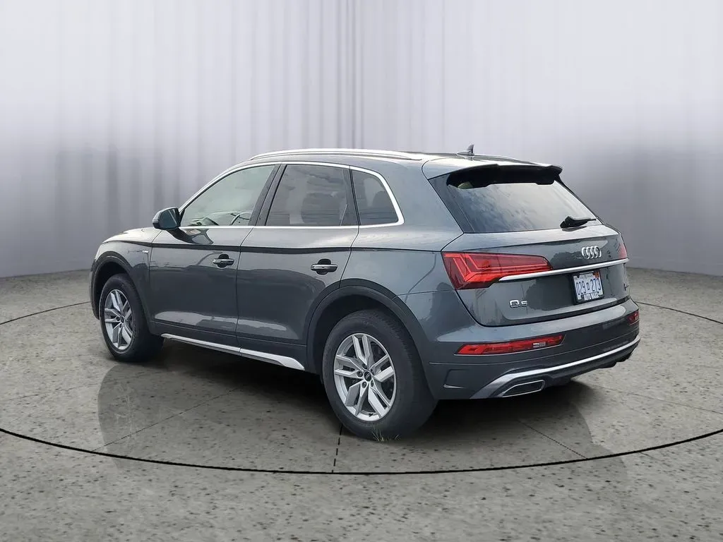 2023 Daytona Gray Pearl Effect /Black Audi Q5 S line Premium (WA1GAAFY6P2) with an 4 Cyl, 2.0L engine, 7-speed auto-shift manual transmission, located at 6064 Gull Rd, Kalamazoo, MI, 49048, (269) 222-0088, 42.328388, -85.512924 - **Elevate Your Daily Drive with the 2023 Audi Q5 at AutoMaxx Kalamazoo!**<br /> <br /> Are you searching for a vehicle that effortlessly combines style, performance, and versatility? Look no further than the stunning 2023 Audi Q5, now available at AutoMaxx, your trusted pre-owned dealership located - Photo#3
