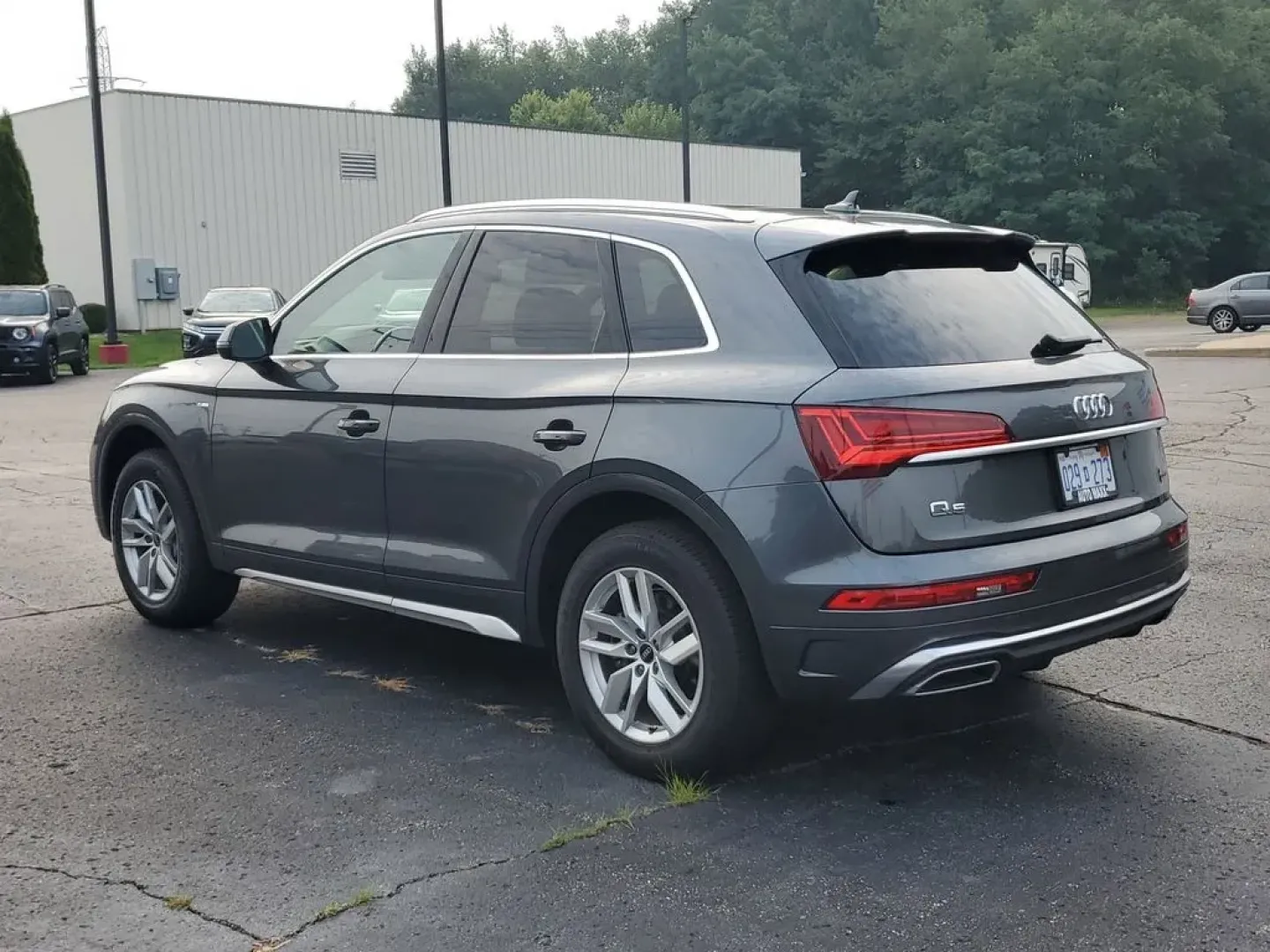 2023 Daytona Gray Pearl Effect /Black Audi Q5 S line Premium (WA1GAAFY6P2) with an 4 Cyl, 2.0L engine, 7-speed auto-shift manual transmission, located at 6064 Gull Rd, Kalamazoo, MI, 49048, (269) 222-0088, 42.328388, -85.512924 - **Elevate Your Daily Drive with the 2023 Audi Q5 at AutoMaxx Kalamazoo!**<br /> <br /> Are you searching for a vehicle that effortlessly combines style, performance, and versatility? Look no further than the stunning 2023 Audi Q5, now available at AutoMaxx, your trusted pre-owned dealership located - Photo#3