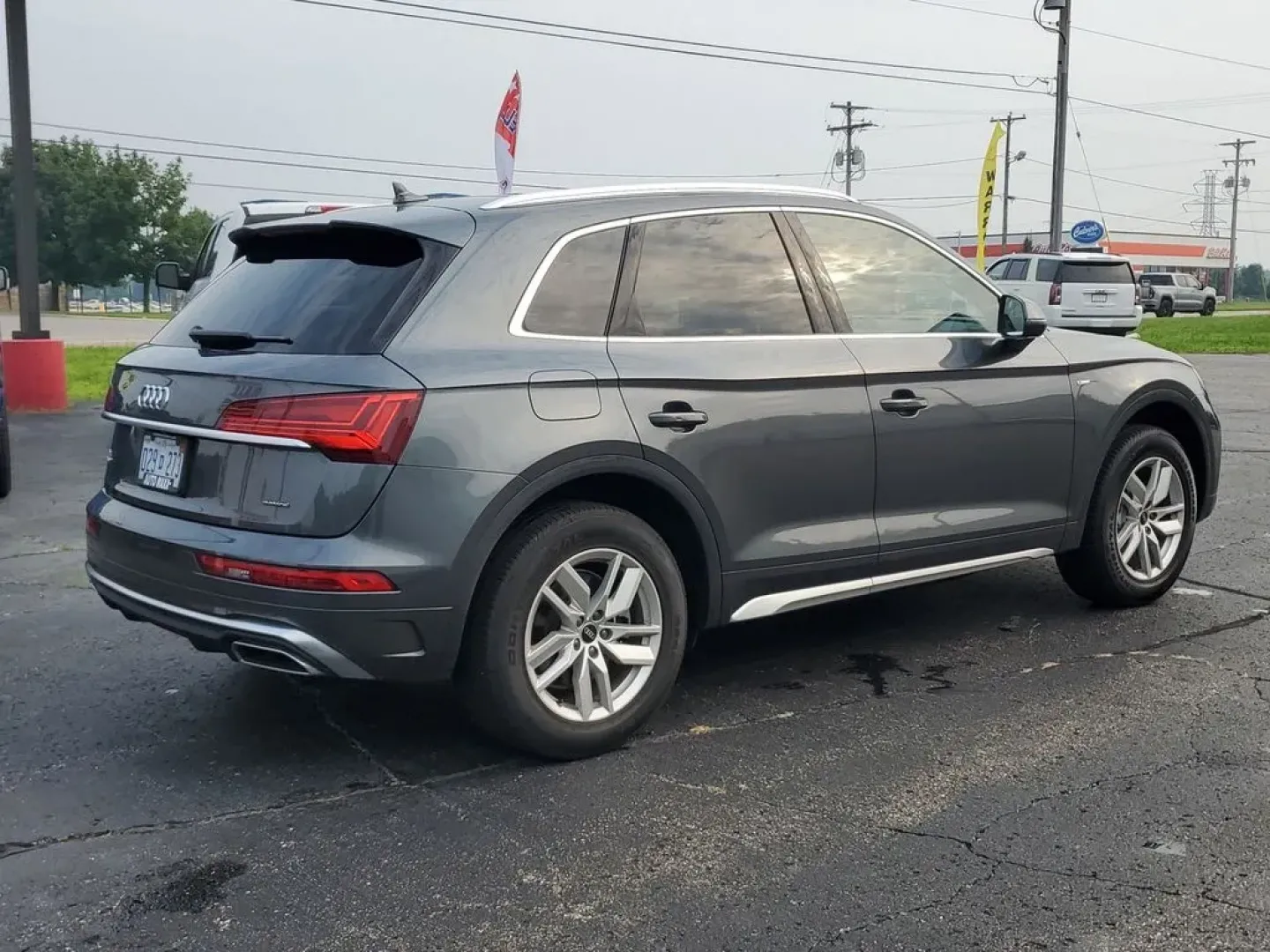 2023 Daytona Gray Pearl Effect /Black Audi Q5 S line Premium (WA1GAAFY6P2) with an 4 Cyl, 2.0L engine, 7-speed auto-shift manual transmission, located at 6064 Gull Rd, Kalamazoo, MI, 49048, (269) 222-0088, 42.328388, -85.512924 - **Elevate Your Daily Drive with the 2023 Audi Q5 at AutoMaxx Kalamazoo!**<br /> <br /> Are you searching for a vehicle that effortlessly combines style, performance, and versatility? Look no further than the stunning 2023 Audi Q5, now available at AutoMaxx, your trusted pre-owned dealership located - Photo#4