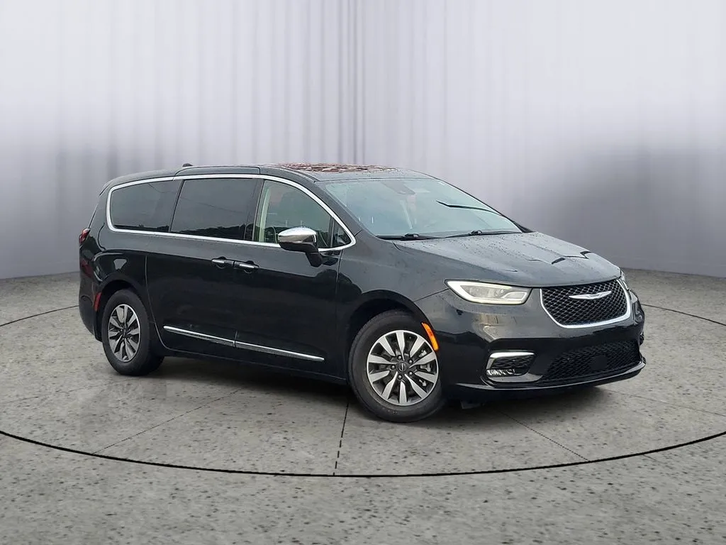 photo of 2022 Chrysler Pacifica Hybrid Limited
