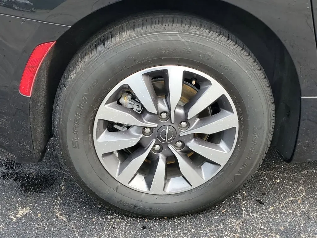 2022 Brilliant Black Crystal Pearlcoat /Black/Alloy/Black Chrysler Pacifica Hybrid Limited (2C4RC1S77NR) with an V6, 3.6L engine, CVT transmission, located at 6064 Gull Rd, Kalamazoo, MI, 49048, (269) 222-0088, 42.328388, -85.512924 - Are you looking for the perfect family vehicle that combines comfort, technology, and eco-friendliness? Look no further than this stunning 2022 Chrysler Pacifica Hybrid at AutoMaxx - Kalamazoo. This versatile passenger van is designed to accommodate growing families while ensuring a smooth and enjoy - Photo#5