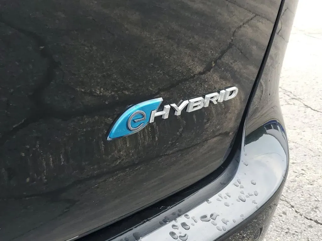 2022 Brilliant Black Crystal Pearlcoat /Black/Alloy/Black Chrysler Pacifica Hybrid Limited (2C4RC1S77NR) with an V6, 3.6L engine, CVT transmission, located at 6064 Gull Rd, Kalamazoo, MI, 49048, (269) 222-0088, 42.328388, -85.512924 - Are you looking for the perfect family vehicle that combines comfort, technology, and eco-friendliness? Look no further than this stunning 2022 Chrysler Pacifica Hybrid at AutoMaxx - Kalamazoo. This versatile passenger van is designed to accommodate growing families while ensuring a smooth and enjoy - Photo#7