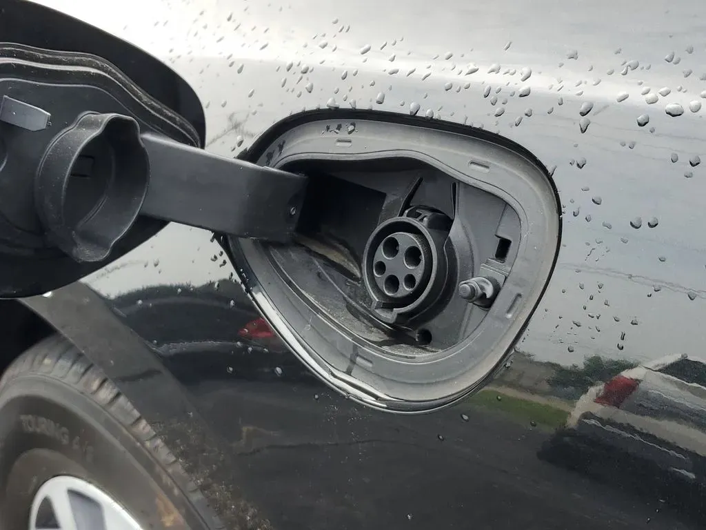 2022 Brilliant Black Crystal Pearlcoat /Black/Alloy/Black Chrysler Pacifica Hybrid Limited (2C4RC1S77NR) with an V6, 3.6L engine, CVT transmission, located at 6064 Gull Rd, Kalamazoo, MI, 49048, (269) 222-0088, 42.328388, -85.512924 - Are you looking for the perfect family vehicle that combines comfort, technology, and eco-friendliness? Look no further than this stunning 2022 Chrysler Pacifica Hybrid at AutoMaxx - Kalamazoo. This versatile passenger van is designed to accommodate growing families while ensuring a smooth and enjoy - Photo#8