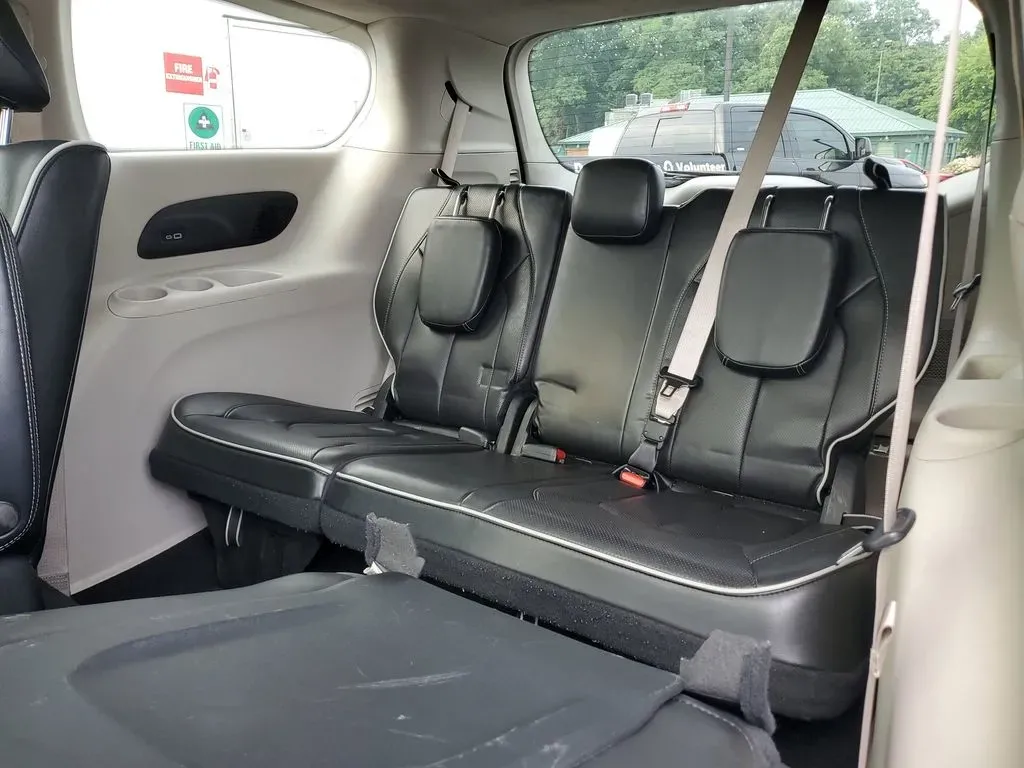 2022 Brilliant Black Crystal Pearlcoat /Black/Alloy/Black Chrysler Pacifica Hybrid Limited (2C4RC1S77NR) with an V6, 3.6L engine, CVT transmission, located at 6064 Gull Rd, Kalamazoo, MI, 49048, (269) 222-0088, 42.328388, -85.512924 - Are you looking for the perfect family vehicle that combines comfort, technology, and eco-friendliness? Look no further than this stunning 2022 Chrysler Pacifica Hybrid at AutoMaxx - Kalamazoo. This versatile passenger van is designed to accommodate growing families while ensuring a smooth and enjoy - Photo#10