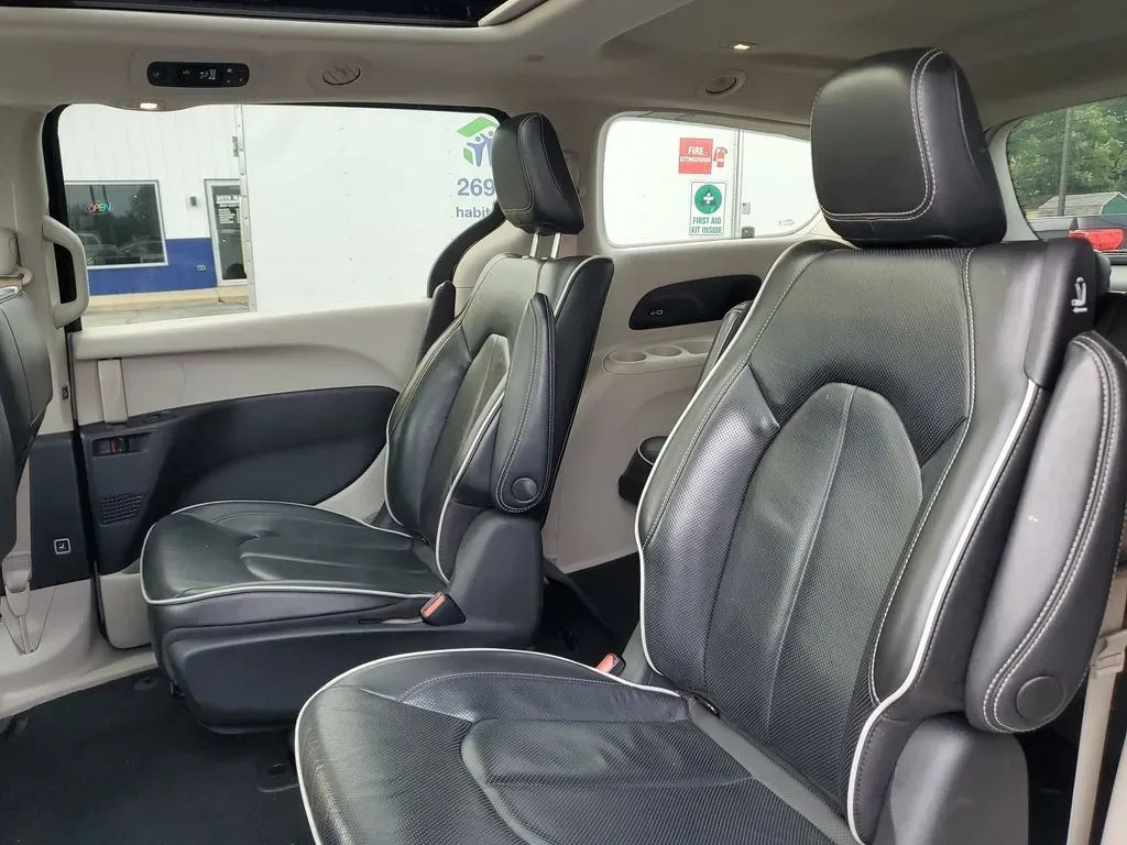 2022 Brilliant Black Crystal Pearlcoat /Black/Alloy/Black Chrysler Pacifica Hybrid Limited (2C4RC1S77NR) with an V6, 3.6L engine, CVT transmission, located at 6064 Gull Rd, Kalamazoo, MI, 49048, (269) 222-0088, 42.328388, -85.512924 - Are you looking for the perfect family vehicle that combines comfort, technology, and eco-friendliness? Look no further than this stunning 2022 Chrysler Pacifica Hybrid at AutoMaxx - Kalamazoo. This versatile passenger van is designed to accommodate growing families while ensuring a smooth and enjoy - Photo#11