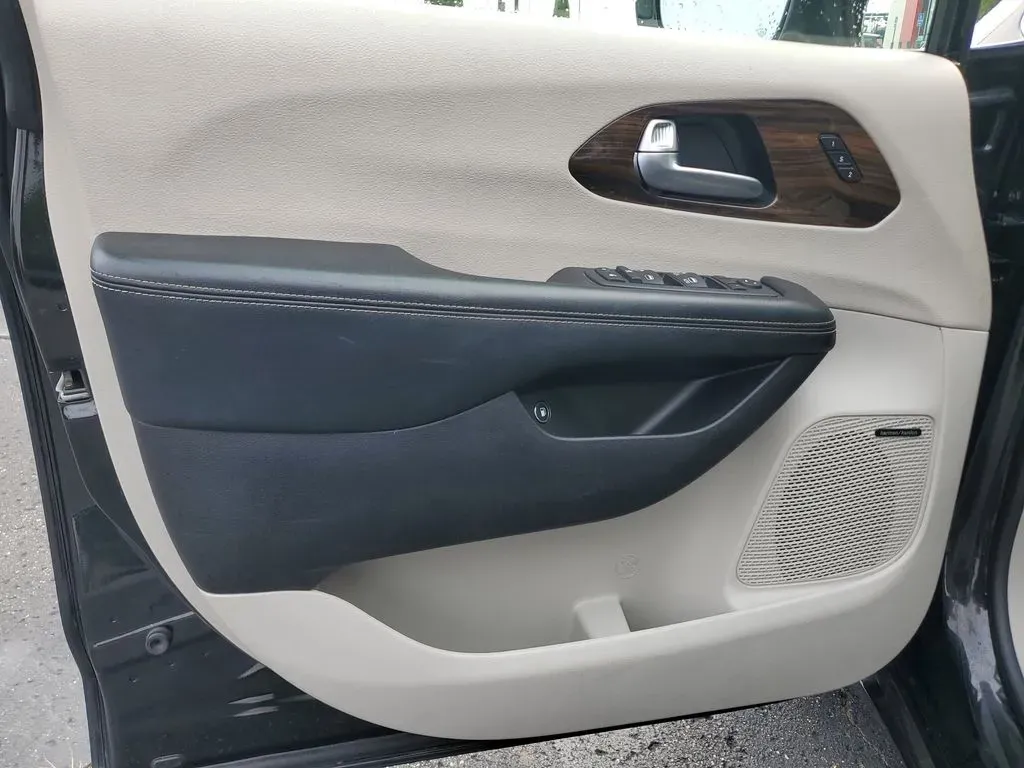 2022 Brilliant Black Crystal Pearlcoat /Black/Alloy/Black Chrysler Pacifica Hybrid Limited (2C4RC1S77NR) with an V6, 3.6L engine, CVT transmission, located at 6064 Gull Rd, Kalamazoo, MI, 49048, (269) 222-0088, 42.328388, -85.512924 - Are you looking for the perfect family vehicle that combines comfort, technology, and eco-friendliness? Look no further than this stunning 2022 Chrysler Pacifica Hybrid at AutoMaxx - Kalamazoo. This versatile passenger van is designed to accommodate growing families while ensuring a smooth and enjoy - Photo#13