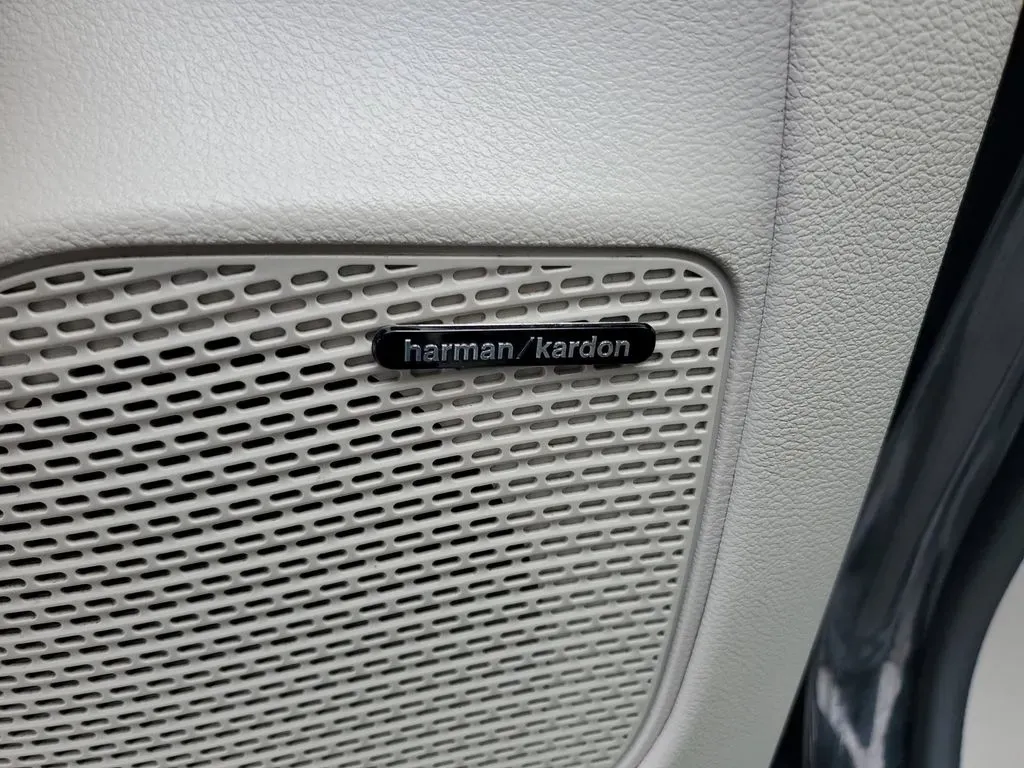 2022 Brilliant Black Crystal Pearlcoat /Black/Alloy/Black Chrysler Pacifica Hybrid Limited (2C4RC1S77NR) with an V6, 3.6L engine, CVT transmission, located at 6064 Gull Rd, Kalamazoo, MI, 49048, (269) 222-0088, 42.328388, -85.512924 - Are you looking for the perfect family vehicle that combines comfort, technology, and eco-friendliness? Look no further than this stunning 2022 Chrysler Pacifica Hybrid at AutoMaxx - Kalamazoo. This versatile passenger van is designed to accommodate growing families while ensuring a smooth and enjoy - Photo#15