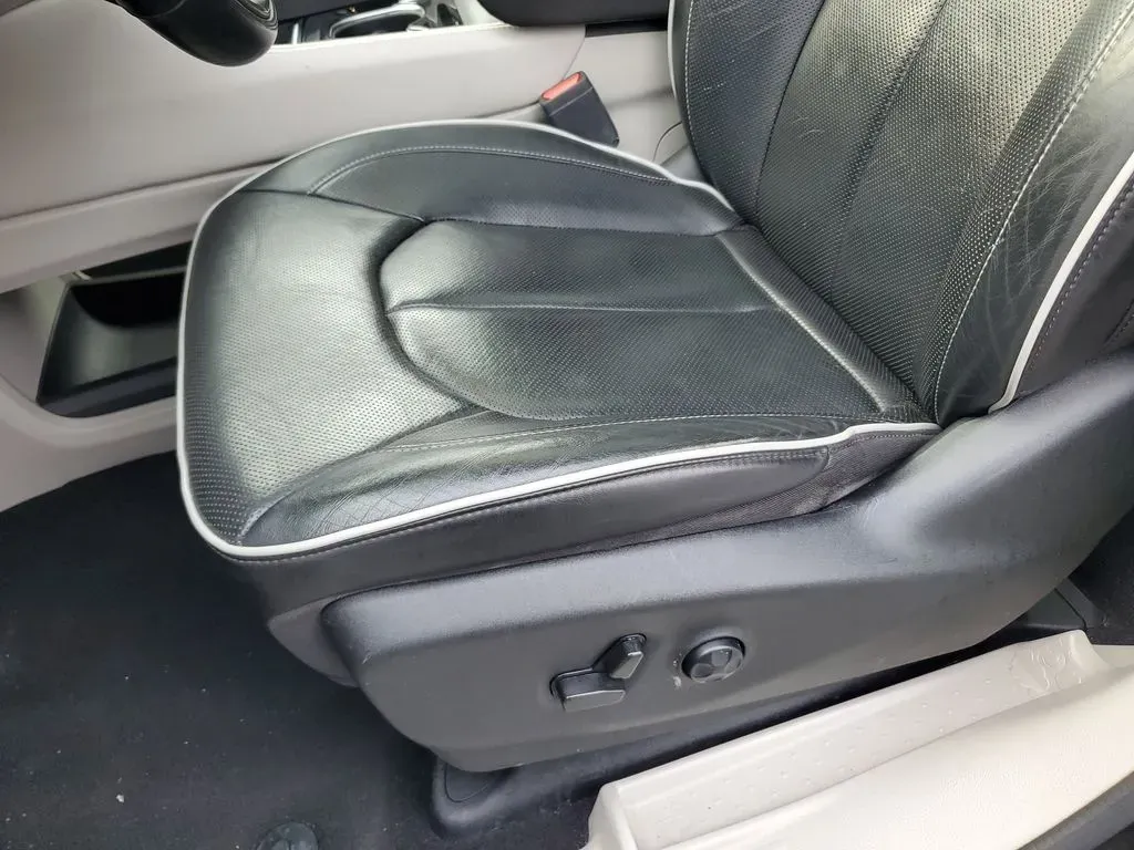 2022 Brilliant Black Crystal Pearlcoat /Black/Alloy/Black Chrysler Pacifica Hybrid Limited (2C4RC1S77NR) with an V6, 3.6L engine, CVT transmission, located at 6064 Gull Rd, Kalamazoo, MI, 49048, (269) 222-0088, 42.328388, -85.512924 - Are you looking for the perfect family vehicle that combines comfort, technology, and eco-friendliness? Look no further than this stunning 2022 Chrysler Pacifica Hybrid at AutoMaxx - Kalamazoo. This versatile passenger van is designed to accommodate growing families while ensuring a smooth and enjoy - Photo#16