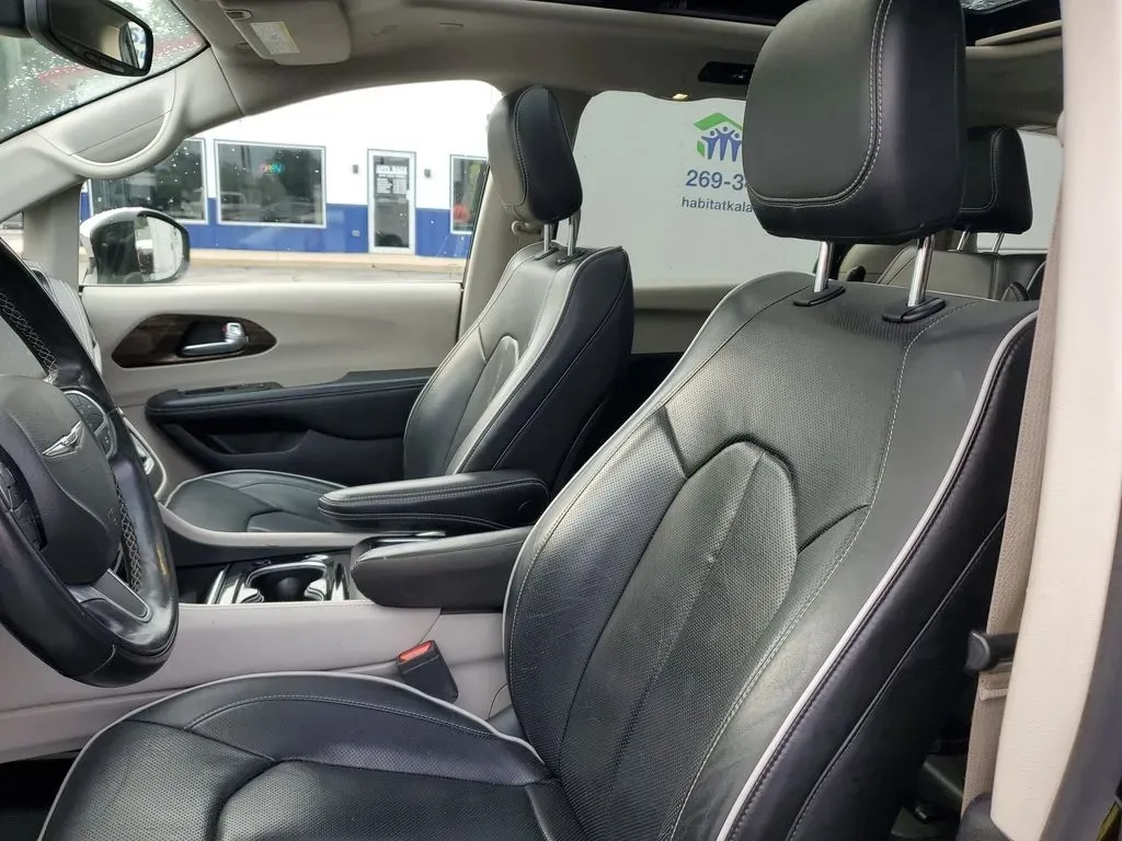 2022 Brilliant Black Crystal Pearlcoat /Black/Alloy/Black Chrysler Pacifica Hybrid Limited (2C4RC1S77NR) with an V6, 3.6L engine, CVT transmission, located at 6064 Gull Rd, Kalamazoo, MI, 49048, (269) 222-0088, 42.328388, -85.512924 - Are you looking for the perfect family vehicle that combines comfort, technology, and eco-friendliness? Look no further than this stunning 2022 Chrysler Pacifica Hybrid at AutoMaxx - Kalamazoo. This versatile passenger van is designed to accommodate growing families while ensuring a smooth and enjoy - Photo#17