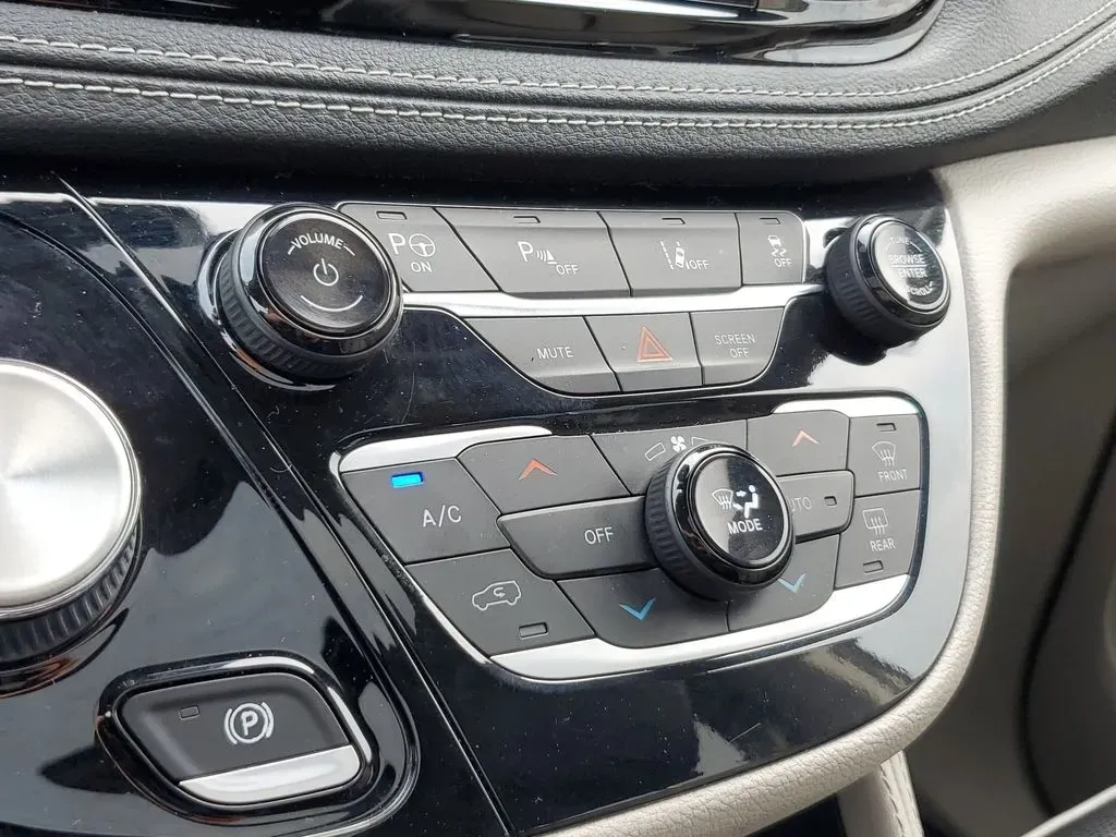 2022 Brilliant Black Crystal Pearlcoat /Black/Alloy/Black Chrysler Pacifica Hybrid Limited (2C4RC1S77NR) with an V6, 3.6L engine, CVT transmission, located at 6064 Gull Rd, Kalamazoo, MI, 49048, (269) 222-0088, 42.328388, -85.512924 - Are you looking for the perfect family vehicle that combines comfort, technology, and eco-friendliness? Look no further than this stunning 2022 Chrysler Pacifica Hybrid at AutoMaxx - Kalamazoo. This versatile passenger van is designed to accommodate growing families while ensuring a smooth and enjoy - Photo#27