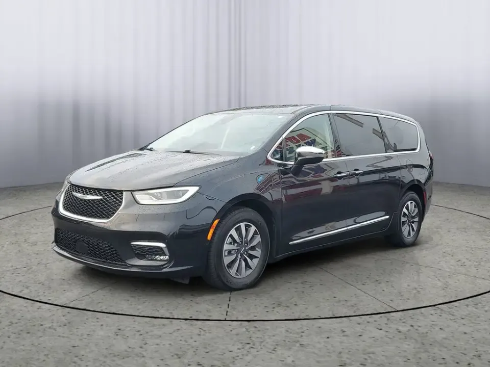 photo of 2022 Chrysler Pacifica Hybrid Limited