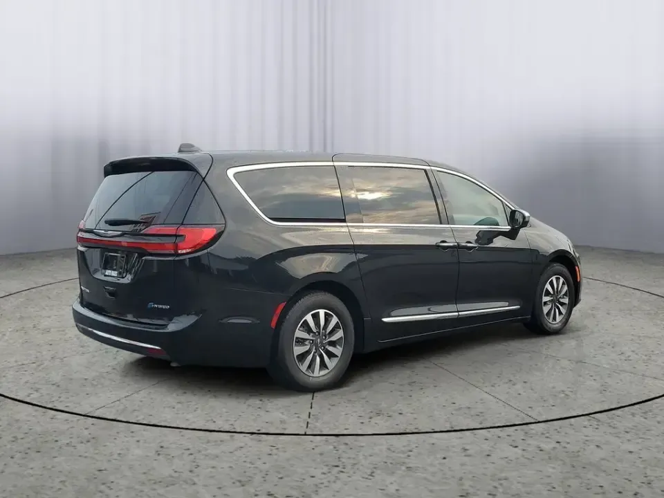 2022 Brilliant Black Crystal Pearlcoat /Black/Alloy/Black Chrysler Pacifica Hybrid Limited (2C4RC1S77NR) with an V6, 3.6L engine, CVT transmission, located at 6064 Gull Rd, Kalamazoo, MI, 49048, (269) 222-0088, 42.328388, -85.512924 - Are you looking for the perfect family vehicle that combines comfort, technology, and eco-friendliness? Look no further than this stunning 2022 Chrysler Pacifica Hybrid at AutoMaxx - Kalamazoo. This versatile passenger van is designed to accommodate growing families while ensuring a smooth and enjoy - Photo#3