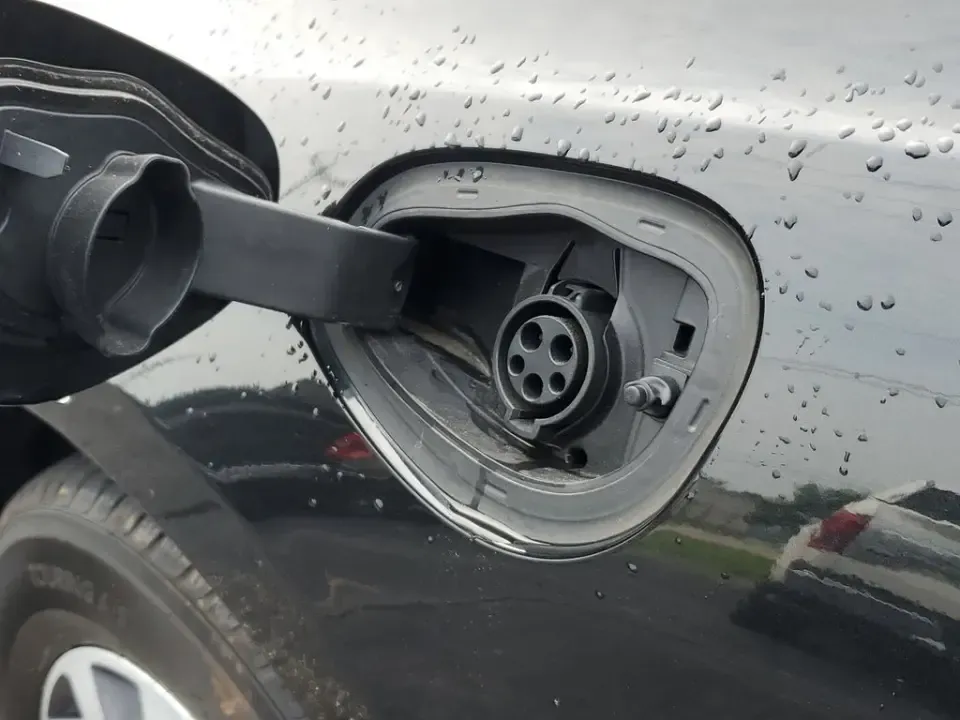 2022 Brilliant Black Crystal Pearlcoat /Black/Alloy/Black Chrysler Pacifica Hybrid Limited (2C4RC1S77NR) with an V6, 3.6L engine, CVT transmission, located at 6064 Gull Rd, Kalamazoo, MI, 49048, (269) 222-0088, 42.328388, -85.512924 - Are you looking for the perfect family vehicle that combines comfort, technology, and eco-friendliness? Look no further than this stunning 2022 Chrysler Pacifica Hybrid at AutoMaxx - Kalamazoo. This versatile passenger van is designed to accommodate growing families while ensuring a smooth and enjoy - Photo#7