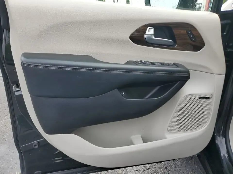 2022 Brilliant Black Crystal Pearlcoat /Black/Alloy/Black Chrysler Pacifica Hybrid Limited (2C4RC1S77NR) with an V6, 3.6L engine, CVT transmission, located at 6064 Gull Rd, Kalamazoo, MI, 49048, (269) 222-0088, 42.328388, -85.512924 - Are you looking for the perfect family vehicle that combines comfort, technology, and eco-friendliness? Look no further than this stunning 2022 Chrysler Pacifica Hybrid at AutoMaxx - Kalamazoo. This versatile passenger van is designed to accommodate growing families while ensuring a smooth and enjoy - Photo#12