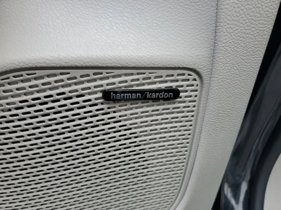 2022 Brilliant Black Crystal Pearlcoat /Black/Alloy/Black Chrysler Pacifica Hybrid Limited (2C4RC1S77NR) with an V6, 3.6L engine, CVT transmission, located at 6064 Gull Rd, Kalamazoo, MI, 49048, (269) 222-0088, 42.328388, -85.512924 - Are you looking for the perfect family vehicle that combines comfort, technology, and eco-friendliness? Look no further than this stunning 2022 Chrysler Pacifica Hybrid at AutoMaxx - Kalamazoo. This versatile passenger van is designed to accommodate growing families while ensuring a smooth and enjoy - Photo#14