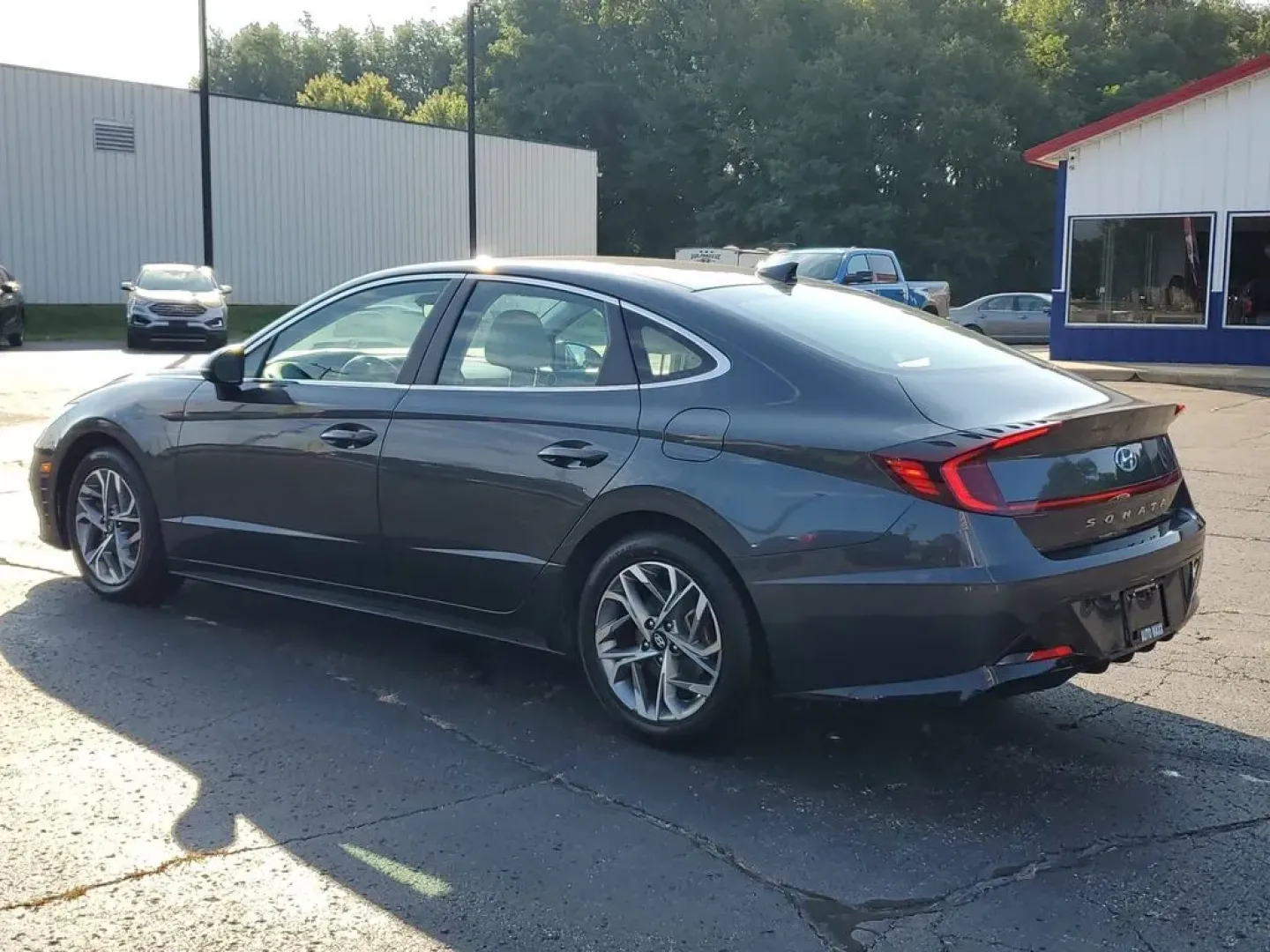 2023 Portofino Gray /Dark Gray Hyundai Sonata SEL (KMHL64JA9PA) with an 4 Cyl, 2.5L engine, 8-speed automatic transmission, located at 6064 Gull Rd, Kalamazoo, MI, 49048, (269) 222-0088, 42.328388, -85.512924 - Elevate your daily commute and weekend adventures with this stunning 2023 Hyundai Sonata SEL, available now at AutoMaxx in Kalamazoo, MI. Designed with modern drivers in mind, this sedan effortlessly combines style, comfort, and technology, making it a fantastic choice for anyone seeking quality use - Photo#3