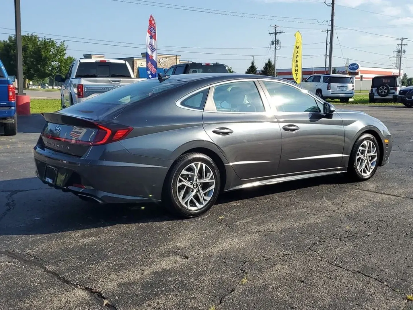 2023 Portofino Gray /Dark Gray Hyundai Sonata SEL (KMHL64JA9PA) with an 4 Cyl, 2.5L engine, 8-speed automatic transmission, located at 6064 Gull Rd, Kalamazoo, MI, 49048, (269) 222-0088, 42.328388, -85.512924 - Elevate your daily commute and weekend adventures with this stunning 2023 Hyundai Sonata SEL, available now at AutoMaxx in Kalamazoo, MI. Designed with modern drivers in mind, this sedan effortlessly combines style, comfort, and technology, making it a fantastic choice for anyone seeking quality use - Photo#4