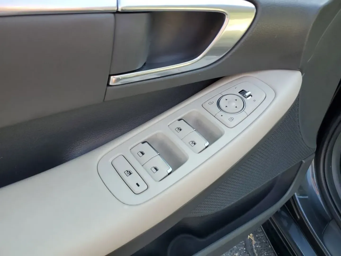 2023 Portofino Gray /Dark Gray Hyundai Sonata SEL (KMHL64JA9PA) with an 4 Cyl, 2.5L engine, 8-speed automatic transmission, located at 6064 Gull Rd, Kalamazoo, MI, 49048, (269) 222-0088, 42.328388, -85.512924 - Elevate your daily commute and weekend adventures with this stunning 2023 Hyundai Sonata SEL, available now at AutoMaxx in Kalamazoo, MI. Designed with modern drivers in mind, this sedan effortlessly combines style, comfort, and technology, making it a fantastic choice for anyone seeking quality use - Photo#11