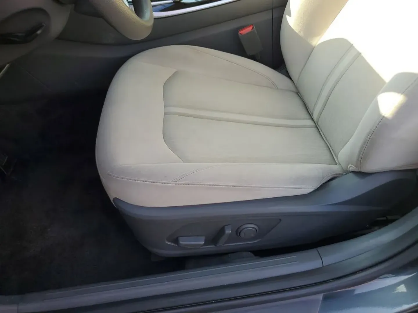 2023 Portofino Gray /Dark Gray Hyundai Sonata SEL (KMHL64JA9PA) with an 4 Cyl, 2.5L engine, 8-speed automatic transmission, located at 6064 Gull Rd, Kalamazoo, MI, 49048, (269) 222-0088, 42.328388, -85.512924 - Elevate your daily commute and weekend adventures with this stunning 2023 Hyundai Sonata SEL, available now at AutoMaxx in Kalamazoo, MI. Designed with modern drivers in mind, this sedan effortlessly combines style, comfort, and technology, making it a fantastic choice for anyone seeking quality use - Photo#12