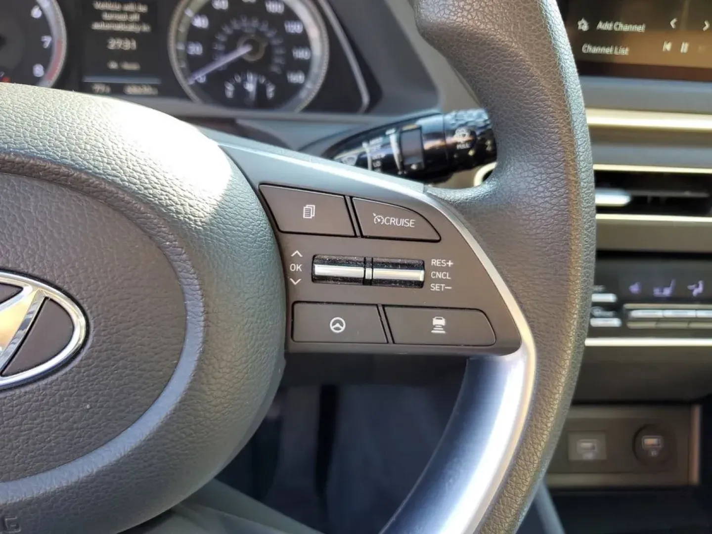 2023 Portofino Gray /Dark Gray Hyundai Sonata SEL (KMHL64JA9PA) with an 4 Cyl, 2.5L engine, 8-speed automatic transmission, located at 6064 Gull Rd, Kalamazoo, MI, 49048, (269) 222-0088, 42.328388, -85.512924 - Elevate your daily commute and weekend adventures with this stunning 2023 Hyundai Sonata SEL, available now at AutoMaxx in Kalamazoo, MI. Designed with modern drivers in mind, this sedan effortlessly combines style, comfort, and technology, making it a fantastic choice for anyone seeking quality use - Photo#18