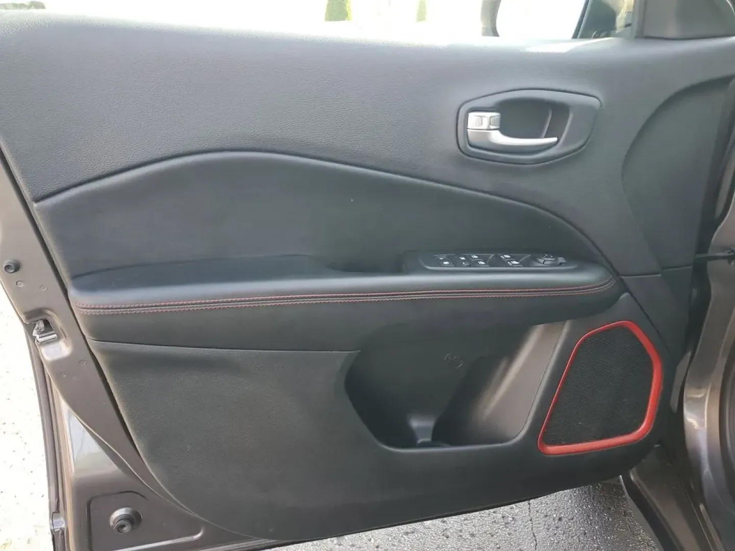 2020 GRAY /BLACK Jeep Compass Trailhawk (3C4NJDDB1LT) with an 4 Cyl, 2.4L engine, Automatic transmission, located at 6064 Gull Rd, Kalamazoo, MI, 49048, (269) 222-0088, 42.328388, -85.512924 - Elevate your adventures and embrace the road less traveled with the 2020 Jeep Compass Trailhawk 4WD, available now at AutoMaxx - Kalamazoo! This sporty SUV is designed for those who crave exploration while providing all the comforts and conveniences you desire for everyday use. Whether you're naviga - Photo#12