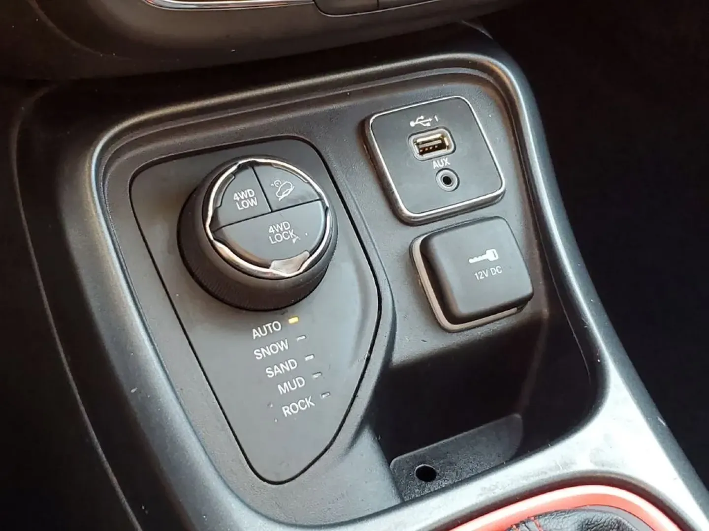 2020 GRAY /BLACK Jeep Compass Trailhawk (3C4NJDDB1LT) with an 4 Cyl, 2.4L engine, Automatic transmission, located at 6064 Gull Rd, Kalamazoo, MI, 49048, (269) 222-0088, 42.328388, -85.512924 - Elevate your adventures and embrace the road less traveled with the 2020 Jeep Compass Trailhawk 4WD, available now at AutoMaxx - Kalamazoo! This sporty SUV is designed for those who crave exploration while providing all the comforts and conveniences you desire for everyday use. Whether you're naviga - Photo#24