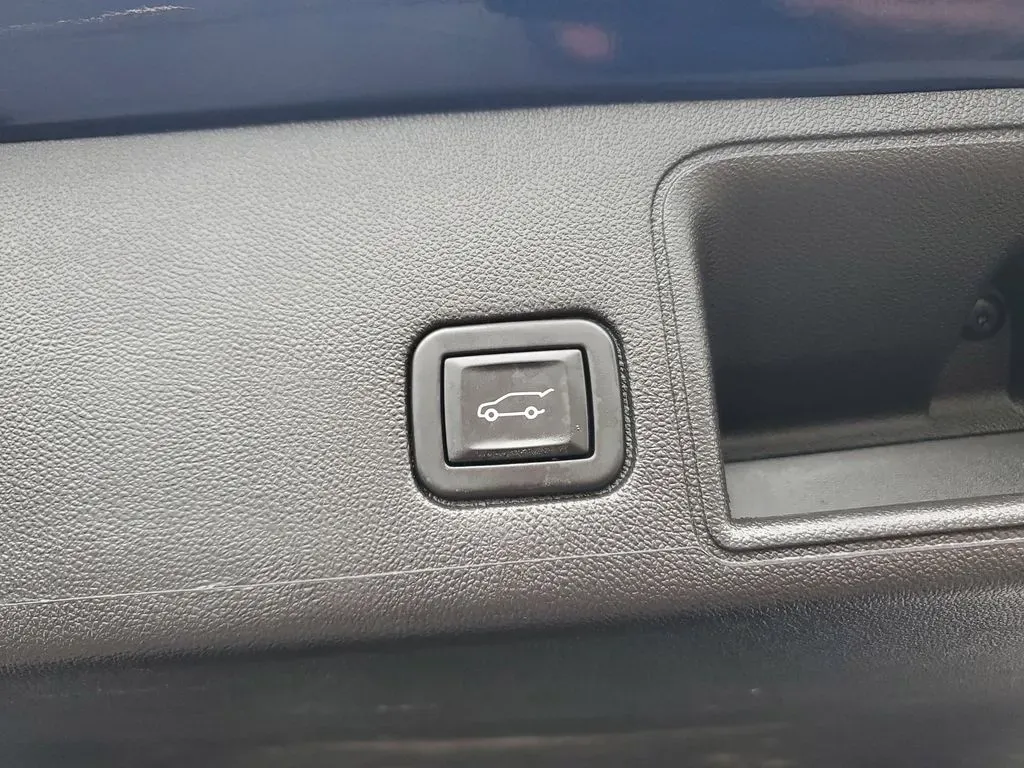 2023 Marine Metallic /Jet Black GMC Terrain SLT (3GKALVEG1PL) with an 4 Cyl, 1.5L engine, 9-speed automatic transmission, located at 6064 Gull Rd, Kalamazoo, MI, 49048, (269) 222-0088, 42.328388, -85.512924 - Are you ready to elevate your adventures and ensure that every journey is both comfortable and stylish? Look no further than this stunning 2023 GMC Terrain SLT AWD, available now at AutoMaxx - Kalamazoo. Whether you're navigating the daily commute, heading off to family outings, or hitting the open - Photo#8