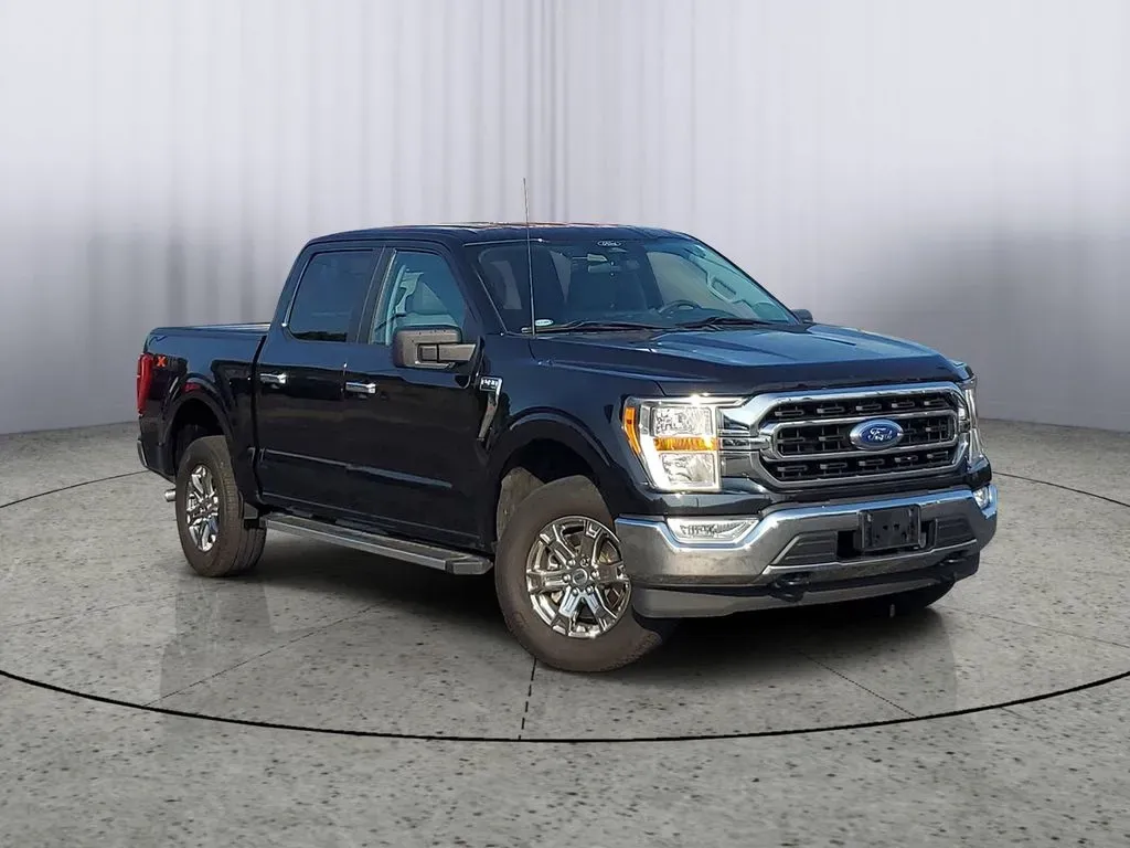 2022 Agate Black Metallic /Black w/Medium Dark Slate Ford F-150 XLT (1FTEW1EB5NK) with an V6, 3.3L engine, 10-speed automatic transmission, located at 6064 Gull Rd, Kalamazoo, MI, 49048, (269) 222-0088, 42.328388, -85.512924 - Discover the perfect blend of power, style, and versatility with the 2022 Ford F-150 King Ranch SuperCrew, now available at AutoMaxx in Kalamazoo, MI. This pickup truck isn't just a vehicle; it's a lifestyle enhancement designed for those who crave adventure and practicality. Whether you're a growin - Photo#1