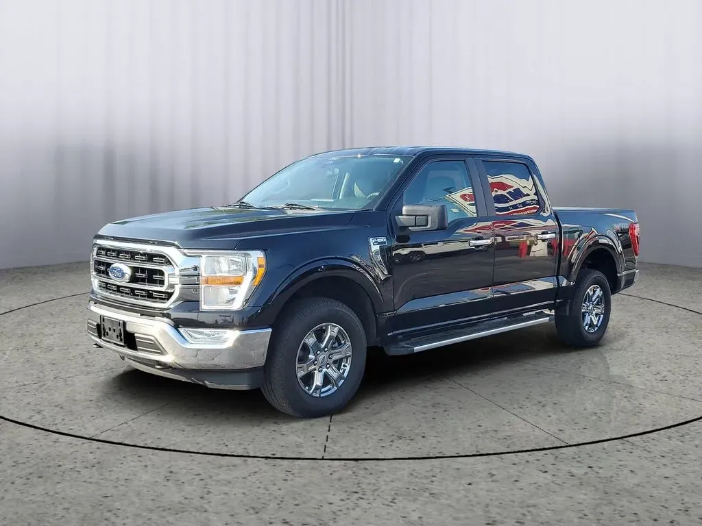 2022 Agate Black Metallic /Black w/Medium Dark Slate Ford F-150 XLT (1FTEW1EB5NK) with an V6, 3.3L engine, 10-speed automatic transmission, located at 6064 Gull Rd, Kalamazoo, MI, 49048, (269) 222-0088, 42.328388, -85.512924 - Discover the perfect blend of power, style, and versatility with the 2022 Ford F-150 King Ranch SuperCrew, now available at AutoMaxx in Kalamazoo, MI. This pickup truck isn't just a vehicle; it's a lifestyle enhancement designed for those who crave adventure and practicality. Whether you're a growin - Photo#2