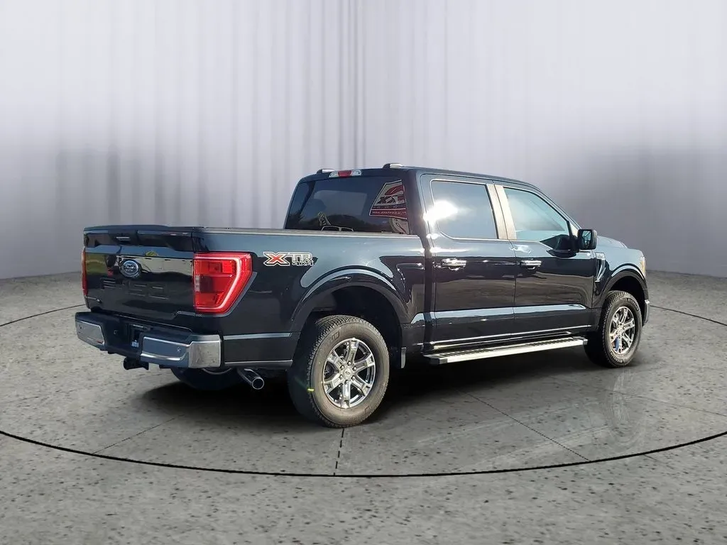 2022 Agate Black Metallic /Black w/Medium Dark Slate Ford F-150 XLT (1FTEW1EB5NK) with an V6, 3.3L engine, 10-speed automatic transmission, located at 6064 Gull Rd, Kalamazoo, MI, 49048, (269) 222-0088, 42.328388, -85.512924 - Discover the perfect blend of power, style, and versatility with the 2022 Ford F-150 King Ranch SuperCrew, now available at AutoMaxx in Kalamazoo, MI. This pickup truck isn't just a vehicle; it's a lifestyle enhancement designed for those who crave adventure and practicality. Whether you're a growin - Photo#4