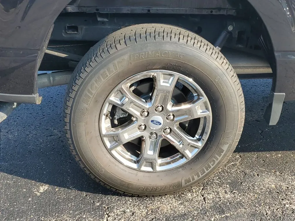 2022 Agate Black Metallic /Black w/Medium Dark Slate Ford F-150 XLT (1FTEW1EB5NK) with an V6, 3.3L engine, 10-speed automatic transmission, located at 6064 Gull Rd, Kalamazoo, MI, 49048, (269) 222-0088, 42.328388, -85.512924 - Discover the perfect blend of power, style, and versatility with the 2022 Ford F-150 King Ranch SuperCrew, now available at AutoMaxx in Kalamazoo, MI. This pickup truck isn't just a vehicle; it's a lifestyle enhancement designed for those who crave adventure and practicality. Whether you're a growin - Photo#5