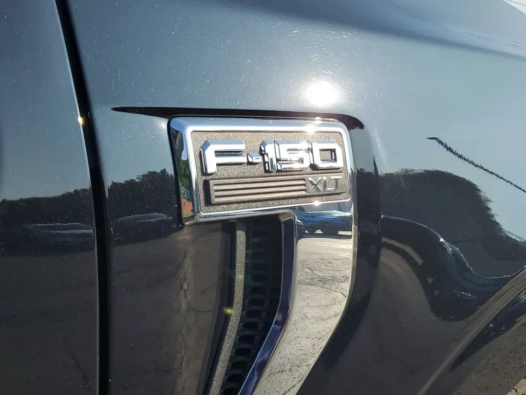 2022 Agate Black Metallic /Black w/Medium Dark Slate Ford F-150 XLT (1FTEW1EB5NK) with an V6, 3.3L engine, 10-speed automatic transmission, located at 6064 Gull Rd, Kalamazoo, MI, 49048, (269) 222-0088, 42.328388, -85.512924 - Discover the perfect blend of power, style, and versatility with the 2022 Ford F-150 King Ranch SuperCrew, now available at AutoMaxx in Kalamazoo, MI. This pickup truck isn't just a vehicle; it's a lifestyle enhancement designed for those who crave adventure and practicality. Whether you're a growin - Photo#6