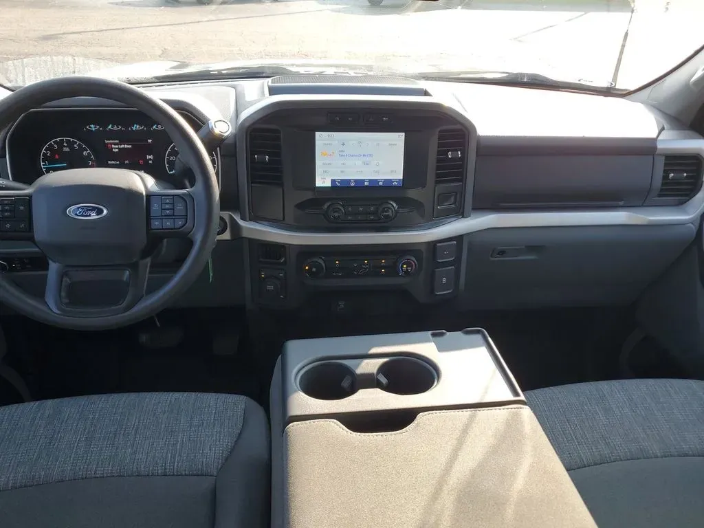 2022 Agate Black Metallic /Black w/Medium Dark Slate Ford F-150 XLT (1FTEW1EB5NK) with an V6, 3.3L engine, 10-speed automatic transmission, located at 6064 Gull Rd, Kalamazoo, MI, 49048, (269) 222-0088, 42.328388, -85.512924 - Discover the perfect blend of power, style, and versatility with the 2022 Ford F-150 King Ranch SuperCrew, now available at AutoMaxx in Kalamazoo, MI. This pickup truck isn't just a vehicle; it's a lifestyle enhancement designed for those who crave adventure and practicality. Whether you're a growin - Photo#9