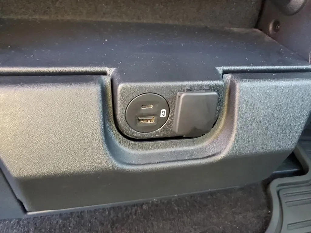 2022 Agate Black Metallic /Black w/Medium Dark Slate Ford F-150 XLT (1FTEW1EB5NK) with an V6, 3.3L engine, 10-speed automatic transmission, located at 6064 Gull Rd, Kalamazoo, MI, 49048, (269) 222-0088, 42.328388, -85.512924 - Discover the perfect blend of power, style, and versatility with the 2022 Ford F-150 King Ranch SuperCrew, now available at AutoMaxx in Kalamazoo, MI. This pickup truck isn't just a vehicle; it's a lifestyle enhancement designed for those who crave adventure and practicality. Whether you're a growin - Photo#10