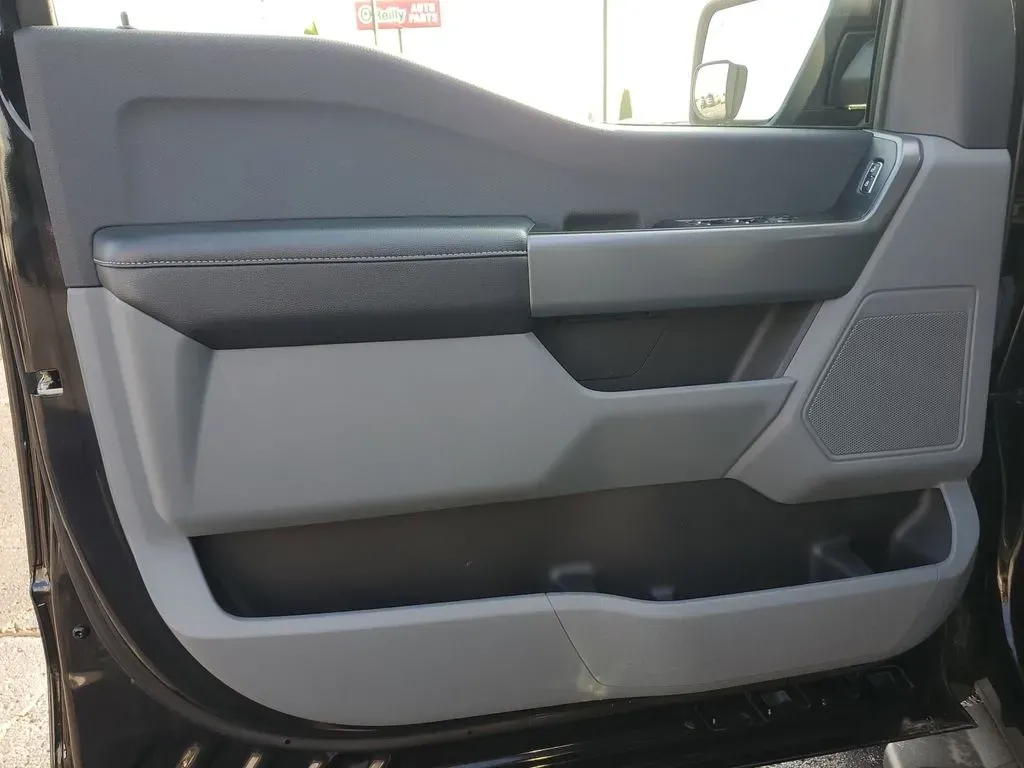 2022 Agate Black Metallic /Black w/Medium Dark Slate Ford F-150 XLT (1FTEW1EB5NK) with an V6, 3.3L engine, 10-speed automatic transmission, located at 6064 Gull Rd, Kalamazoo, MI, 49048, (269) 222-0088, 42.328388, -85.512924 - Discover the perfect blend of power, style, and versatility with the 2022 Ford F-150 King Ranch SuperCrew, now available at AutoMaxx in Kalamazoo, MI. This pickup truck isn't just a vehicle; it's a lifestyle enhancement designed for those who crave adventure and practicality. Whether you're a growin - Photo#11