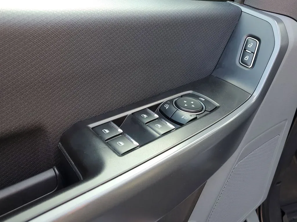 2022 Agate Black Metallic /Black w/Medium Dark Slate Ford F-150 XLT (1FTEW1EB5NK) with an V6, 3.3L engine, 10-speed automatic transmission, located at 6064 Gull Rd, Kalamazoo, MI, 49048, (269) 222-0088, 42.328388, -85.512924 - Discover the perfect blend of power, style, and versatility with the 2022 Ford F-150 King Ranch SuperCrew, now available at AutoMaxx in Kalamazoo, MI. This pickup truck isn't just a vehicle; it's a lifestyle enhancement designed for those who crave adventure and practicality. Whether you're a growin - Photo#12