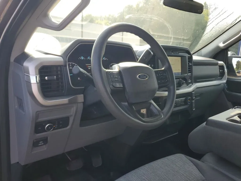 2022 Agate Black Metallic /Black w/Medium Dark Slate Ford F-150 XLT (1FTEW1EB5NK) with an V6, 3.3L engine, 10-speed automatic transmission, located at 6064 Gull Rd, Kalamazoo, MI, 49048, (269) 222-0088, 42.328388, -85.512924 - Discover the perfect blend of power, style, and versatility with the 2022 Ford F-150 King Ranch SuperCrew, now available at AutoMaxx in Kalamazoo, MI. This pickup truck isn't just a vehicle; it's a lifestyle enhancement designed for those who crave adventure and practicality. Whether you're a growin - Photo#14