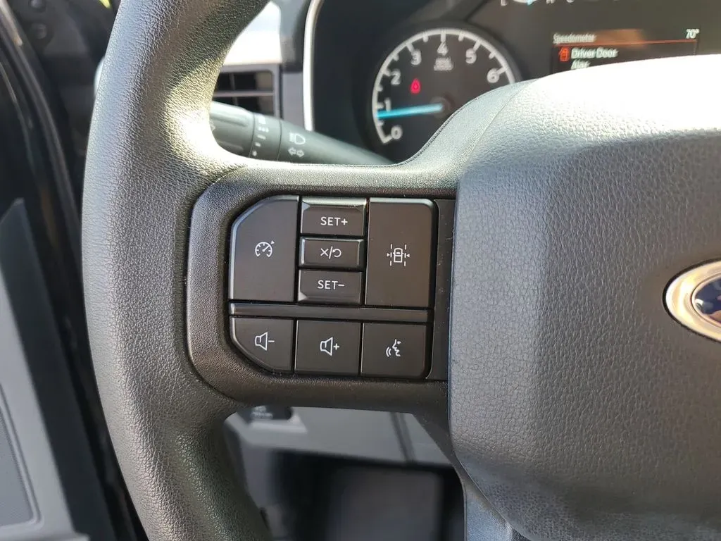 2022 Agate Black Metallic /Black w/Medium Dark Slate Ford F-150 XLT (1FTEW1EB5NK) with an V6, 3.3L engine, 10-speed automatic transmission, located at 6064 Gull Rd, Kalamazoo, MI, 49048, (269) 222-0088, 42.328388, -85.512924 - Discover the perfect blend of power, style, and versatility with the 2022 Ford F-150 King Ranch SuperCrew, now available at AutoMaxx in Kalamazoo, MI. This pickup truck isn't just a vehicle; it's a lifestyle enhancement designed for those who crave adventure and practicality. Whether you're a growin - Photo#17