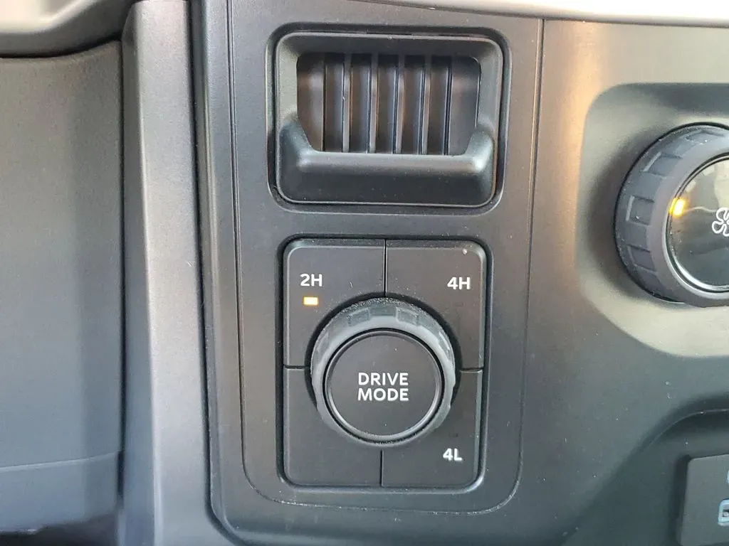 2022 Agate Black Metallic /Black w/Medium Dark Slate Ford F-150 XLT (1FTEW1EB5NK) with an V6, 3.3L engine, 10-speed automatic transmission, located at 6064 Gull Rd, Kalamazoo, MI, 49048, (269) 222-0088, 42.328388, -85.512924 - Discover the perfect blend of power, style, and versatility with the 2022 Ford F-150 King Ranch SuperCrew, now available at AutoMaxx in Kalamazoo, MI. This pickup truck isn't just a vehicle; it's a lifestyle enhancement designed for those who crave adventure and practicality. Whether you're a growin - Photo#23