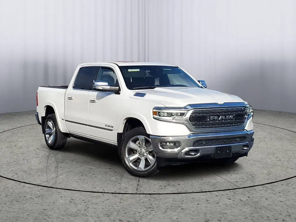 2022 WHITE /Black Ram 1500 Limited (1C6SRFHT5NN) with an V8, 5.7L engine, Automatic transmission, located at 6064 Gull Rd, Kalamazoo, MI, 49048, (269) 222-0088, 42.328388, -85.512924 - **Discover Adventure with the 2022 Ram 1500 Limited Crew Cab Your Home Away from Home!**<br /> <br /> If you're on the lookout for a truck that seamlessly blends luxury with rugged functionality, look no further! At AutoMaxx - Kalamazoo, we present this stunning 2022 Ram 1500 Limited Crew Cab, perf - Photo#1