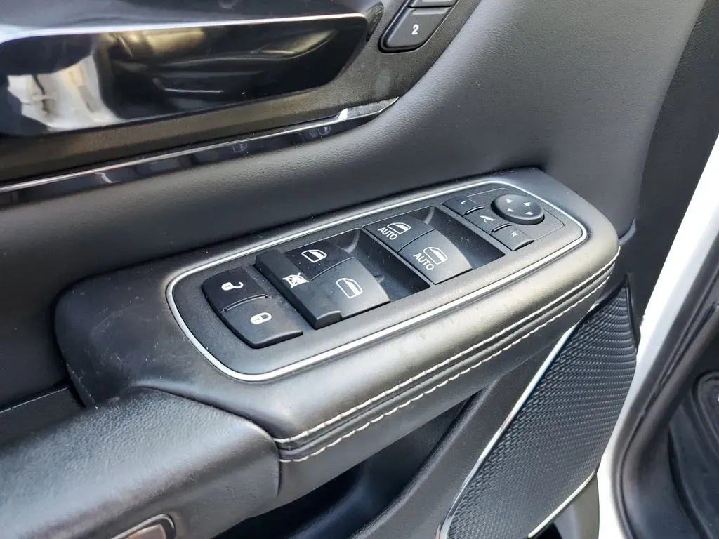 2022 WHITE /Black Ram 1500 Limited (1C6SRFHT5NN) with an V8, 5.7L engine, Automatic transmission, located at 6064 Gull Rd, Kalamazoo, MI, 49048, (269) 222-0088, 42.328388, -85.512924 - **Discover Adventure with the 2022 Ram 1500 Limited Crew Cab Your Home Away from Home!**<br /> <br /> If you're on the lookout for a truck that seamlessly blends luxury with rugged functionality, look no further! At AutoMaxx - Kalamazoo, we present this stunning 2022 Ram 1500 Limited Crew Cab, perf - Photo#14