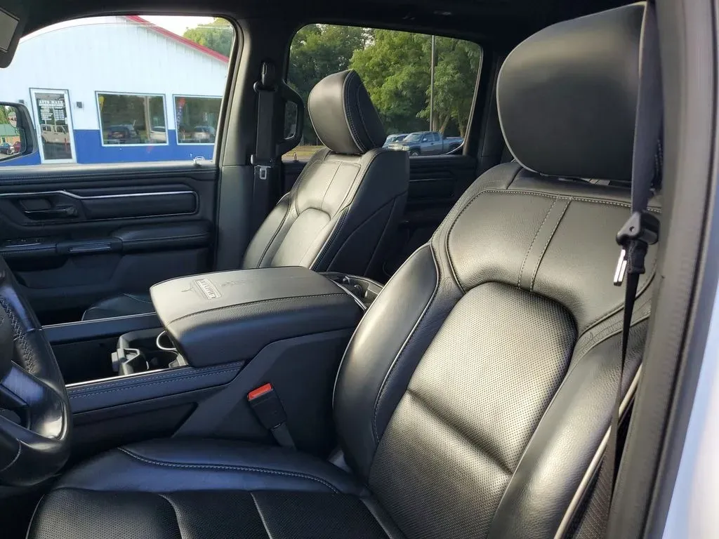 2022 WHITE /Black Ram 1500 Limited (1C6SRFHT5NN) with an V8, 5.7L engine, Automatic transmission, located at 6064 Gull Rd, Kalamazoo, MI, 49048, (269) 222-0088, 42.328388, -85.512924 - **Discover Adventure with the 2022 Ram 1500 Limited Crew Cab Your Home Away from Home!**<br /> <br /> If you're on the lookout for a truck that seamlessly blends luxury with rugged functionality, look no further! At AutoMaxx - Kalamazoo, we present this stunning 2022 Ram 1500 Limited Crew Cab, perf - Photo#16