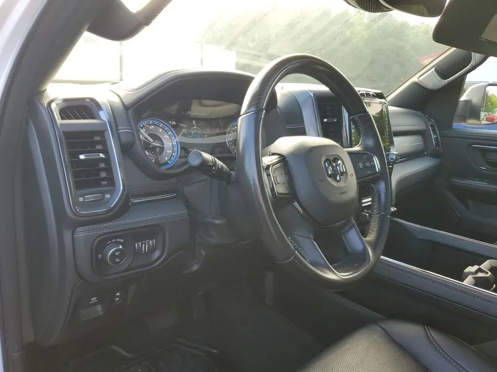 2022 WHITE /Black Ram 1500 Limited (1C6SRFHT5NN) with an V8, 5.7L engine, Automatic transmission, located at 6064 Gull Rd, Kalamazoo, MI, 49048, (269) 222-0088, 42.328388, -85.512924 - **Discover Adventure with the 2022 Ram 1500 Limited Crew Cab Your Home Away from Home!**<br /> <br /> If you're on the lookout for a truck that seamlessly blends luxury with rugged functionality, look no further! At AutoMaxx - Kalamazoo, we present this stunning 2022 Ram 1500 Limited Crew Cab, perf - Photo#17