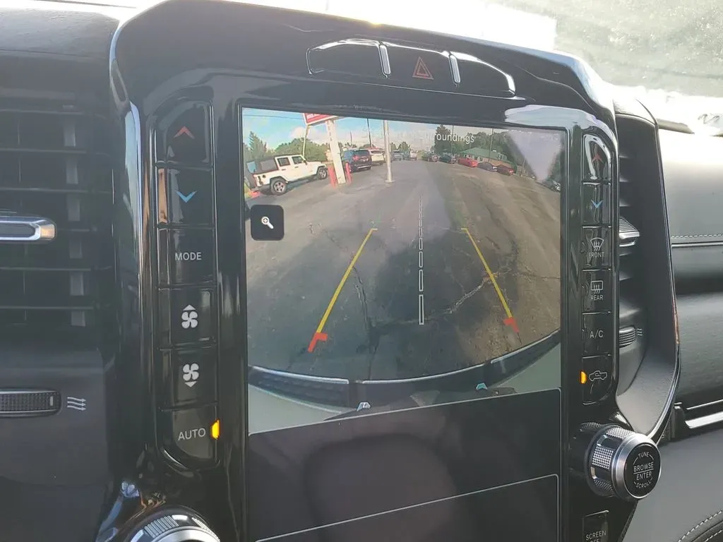 2022 WHITE /Black Ram 1500 Limited (1C6SRFHT5NN) with an V8, 5.7L engine, Automatic transmission, located at 6064 Gull Rd, Kalamazoo, MI, 49048, (269) 222-0088, 42.328388, -85.512924 - **Discover Adventure with the 2022 Ram 1500 Limited Crew Cab Your Home Away from Home!**<br /> <br /> If you're on the lookout for a truck that seamlessly blends luxury with rugged functionality, look no further! At AutoMaxx - Kalamazoo, we present this stunning 2022 Ram 1500 Limited Crew Cab, perf - Photo#25