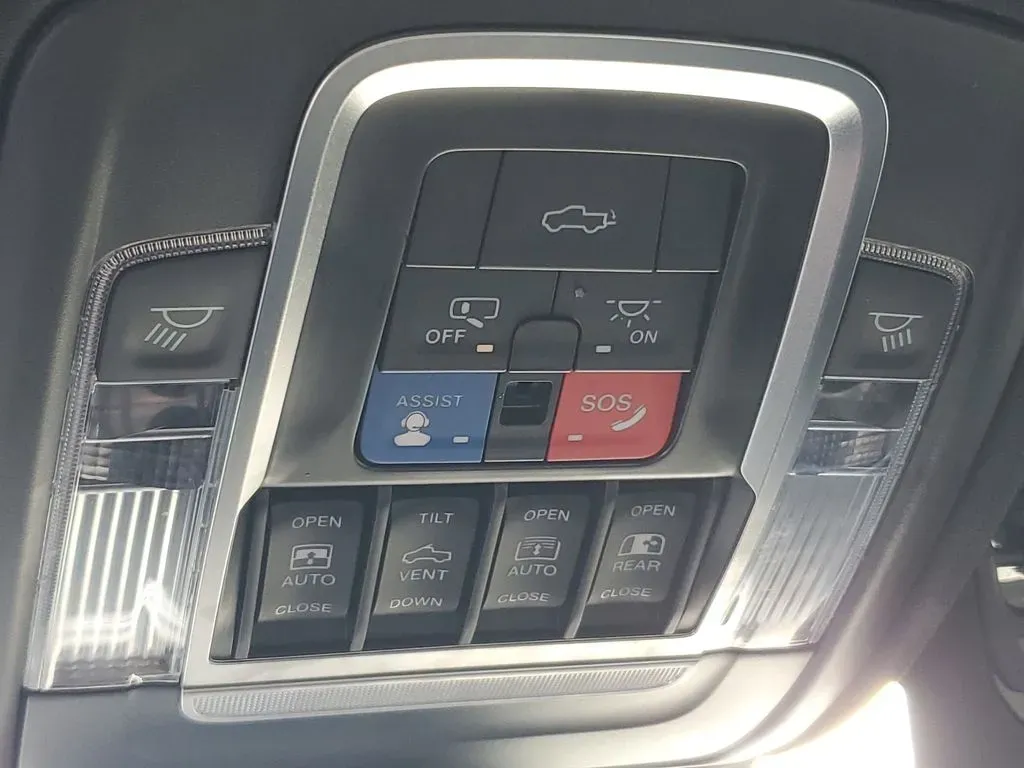 2022 WHITE /Black Ram 1500 Limited (1C6SRFHT5NN) with an V8, 5.7L engine, Automatic transmission, located at 6064 Gull Rd, Kalamazoo, MI, 49048, (269) 222-0088, 42.328388, -85.512924 - **Discover Adventure with the 2022 Ram 1500 Limited Crew Cab Your Home Away from Home!**<br /> <br /> If you're on the lookout for a truck that seamlessly blends luxury with rugged functionality, look no further! At AutoMaxx - Kalamazoo, we present this stunning 2022 Ram 1500 Limited Crew Cab, perf - Photo#29