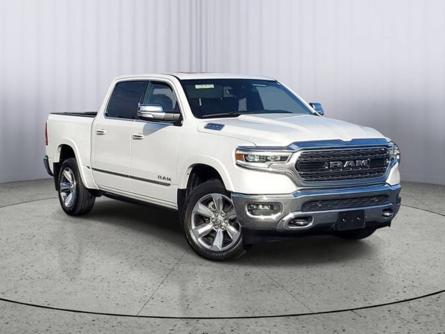2022 Ivory White Tri-Coat Pearlcoat /Black Ram 1500 Limited (1C6SRFHT5NN) with an HEMI 5.7L V8 Multi Displacement VVT engine, Automatic transmission, located at 6064 Gull Rd, Kalamazoo, MI, 49048, (269) 222-0088, 42.328388, -85.512924- Photo#1