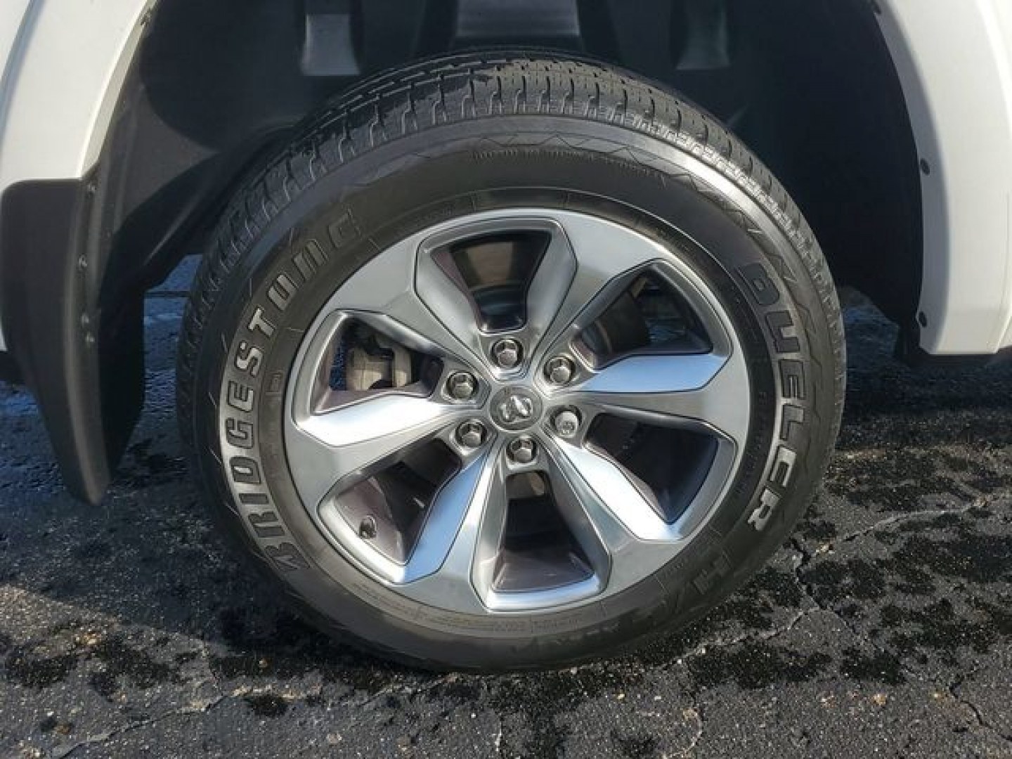 2022 Ivory White Tri-Coat Pearlcoat /Black Ram 1500 Limited (1C6SRFHT5NN) with an HEMI 5.7L V8 Multi Displacement VVT engine, Automatic transmission, located at 6064 Gull Rd, Kalamazoo, MI, 49048, (269) 222-0088, 42.328388, -85.512924- Photo#9