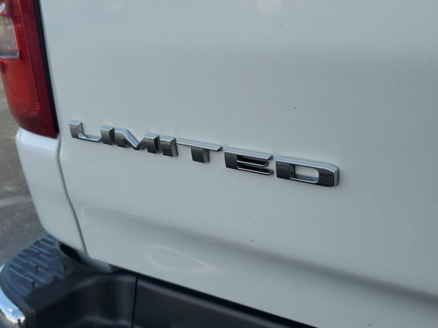 2022 Ivory White Tri-Coat Pearlcoat /Black Ram 1500 Limited (1C6SRFHT5NN) with an HEMI 5.7L V8 Multi Displacement VVT engine, Automatic transmission, located at 6064 Gull Rd, Kalamazoo, MI, 49048, (269) 222-0088, 42.328388, -85.512924- Photo#15