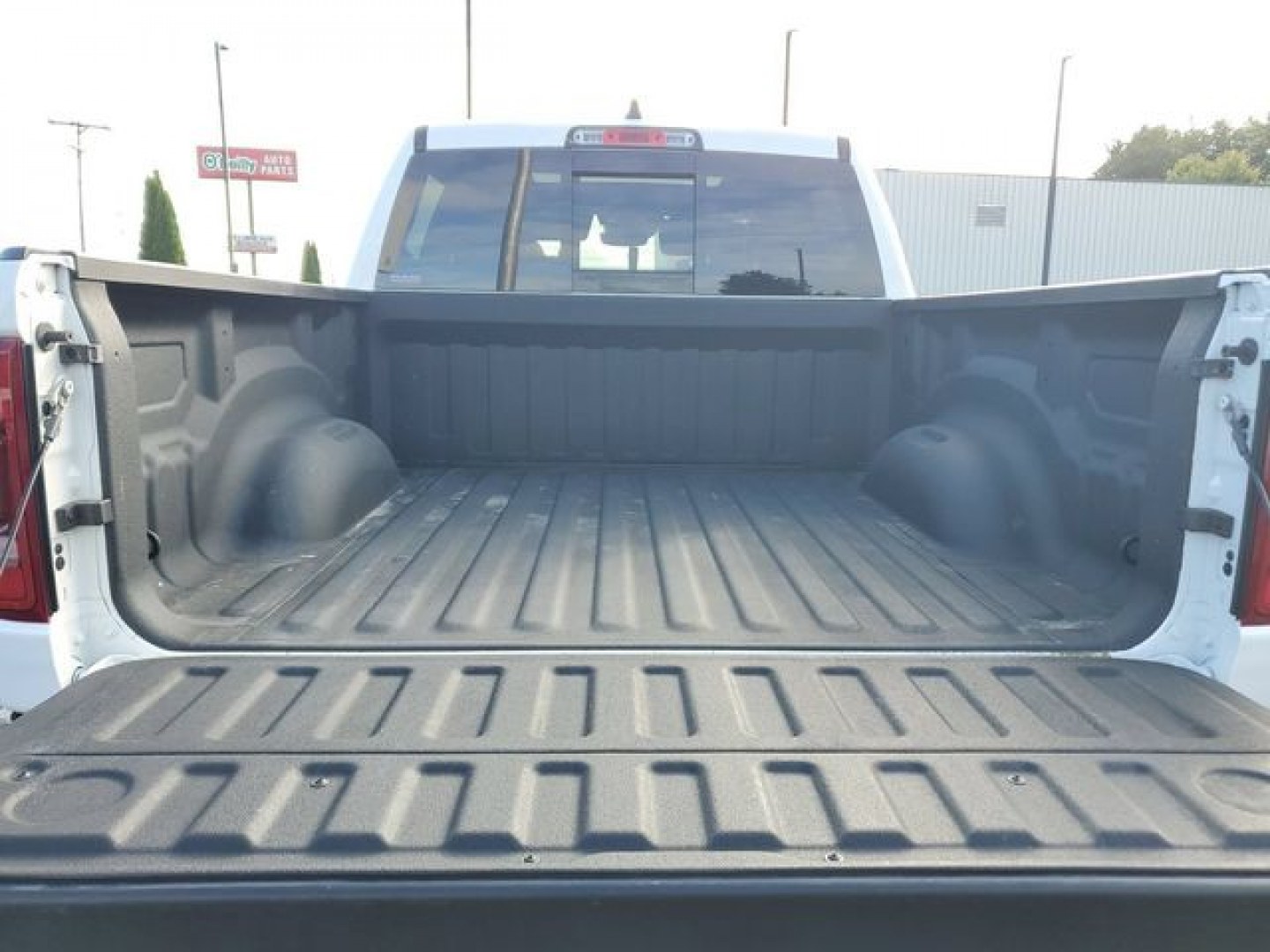 2022 Ivory White Tri-Coat Pearlcoat /Black Ram 1500 Limited (1C6SRFHT5NN) with an HEMI 5.7L V8 Multi Displacement VVT engine, Automatic transmission, located at 6064 Gull Rd, Kalamazoo, MI, 49048, (269) 222-0088, 42.328388, -85.512924- Photo#17