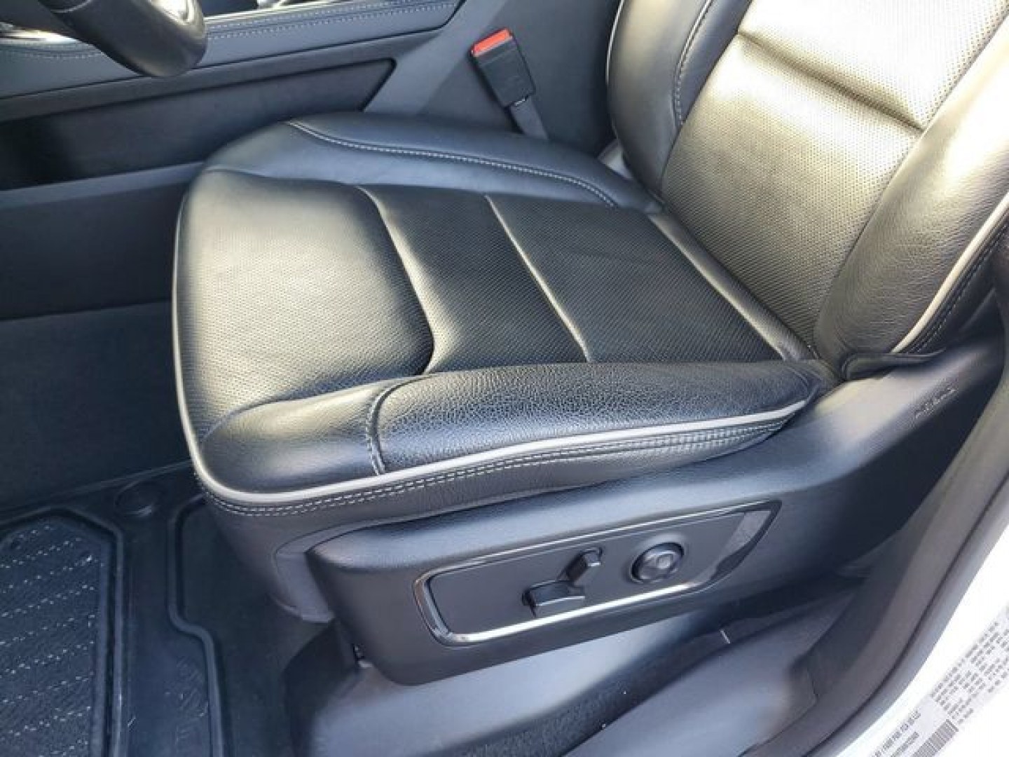 2022 Ivory White Tri-Coat Pearlcoat /Black Ram 1500 Limited (1C6SRFHT5NN) with an HEMI 5.7L V8 Multi Displacement VVT engine, Automatic transmission, located at 6064 Gull Rd, Kalamazoo, MI, 49048, (269) 222-0088, 42.328388, -85.512924- Photo#29